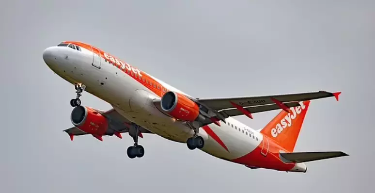 Casal é flagrado em momento íntimo em banheiro de avião; polícia foi acionada