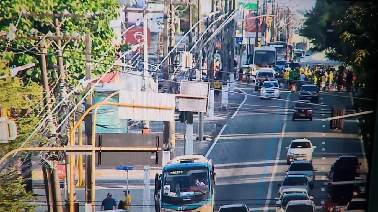Apoiadores de Bolsonaro mantêm protesto na Av. Fernandes Lima, Maceió, e provocam congestionamento