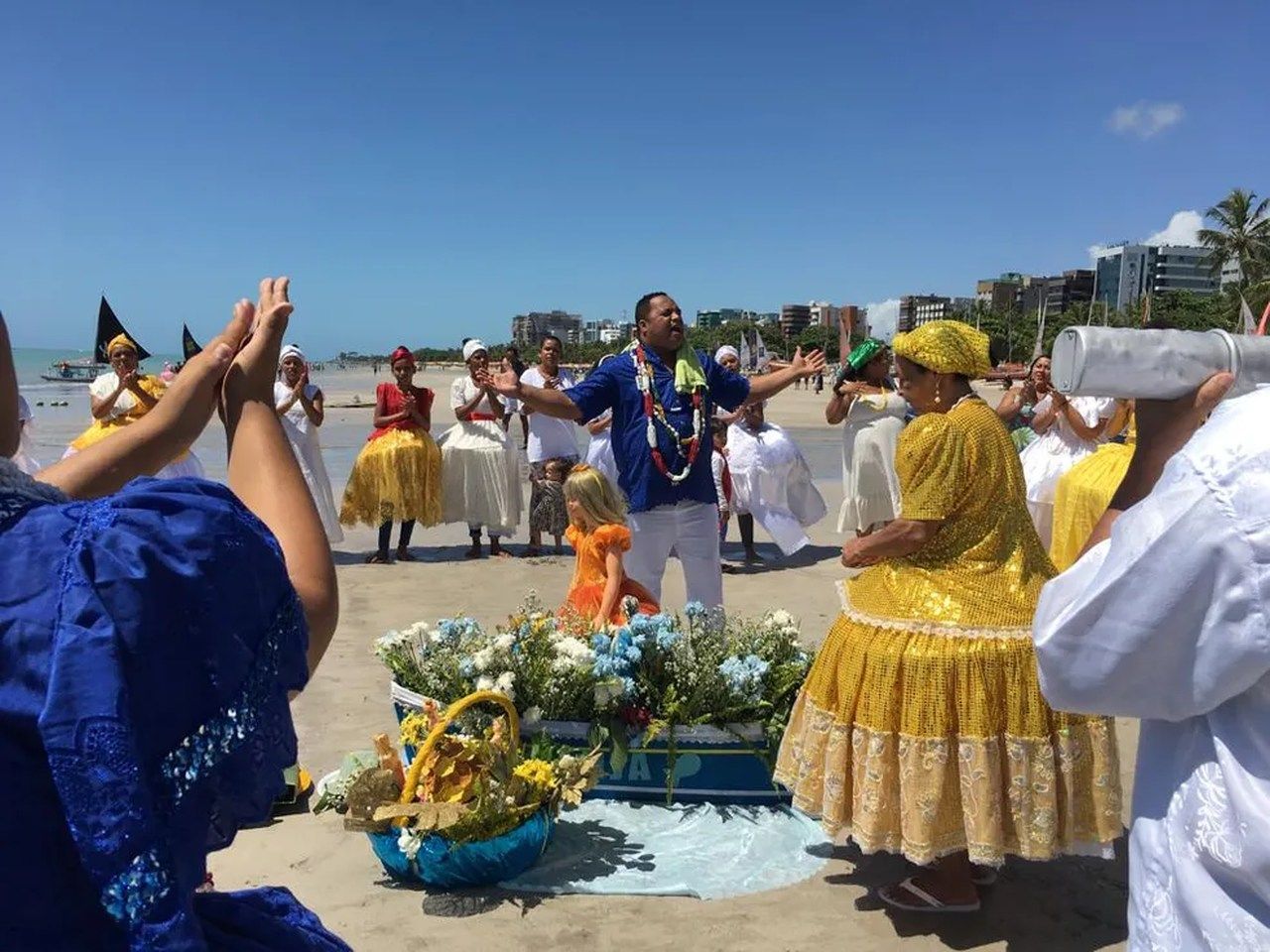 Religiosos de matriz africana celebram Dia de Iemanjá na orla de Maceió