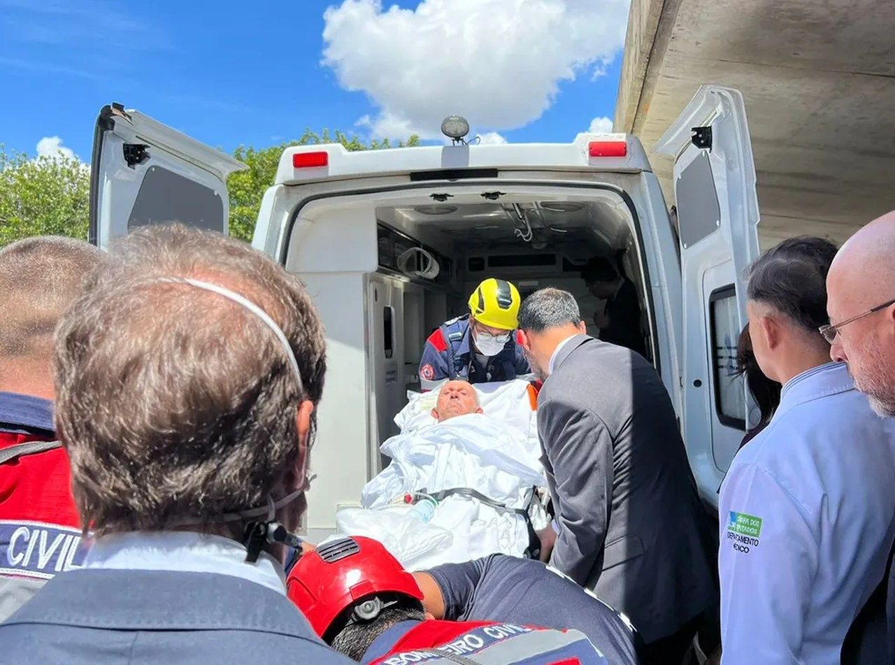 Sessão de posse na Câmara é interrompida após pai de Arthur Lira passar mal