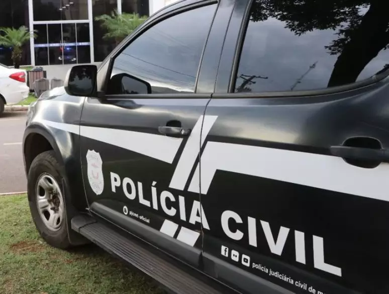Mulher suspeita de colocar sobrinho ajoelhado em cima de pedras e grãos de milho é presa em MT
