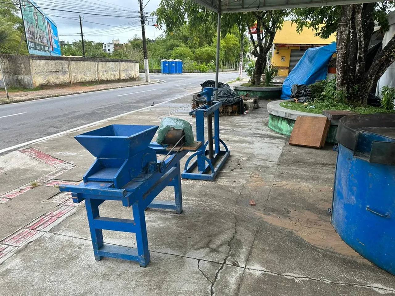 Feira Camponesa leva casa de farinha para praça em Maceió e produto é feito na hora