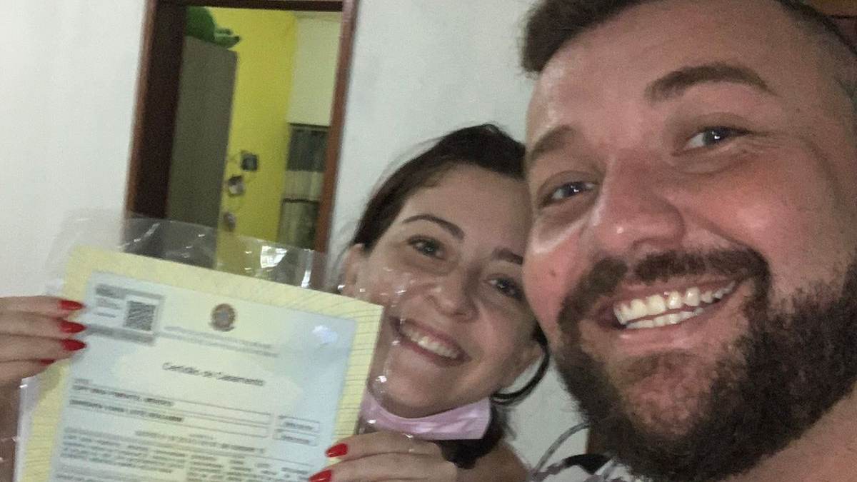 ‘Estou liberto’: ex-casal comemora oficialização de divórcio e viraliza nas redes