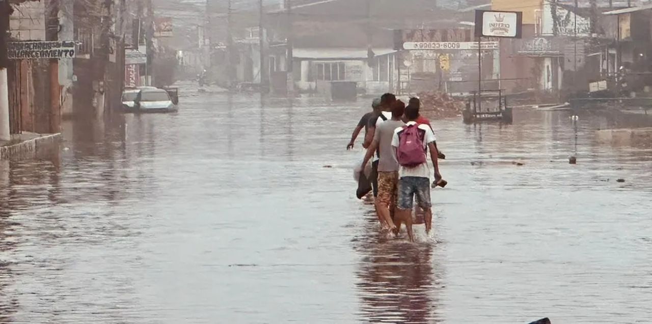 Após chuva, bairros às margens da Lagoa Mundaú, em Maceió, continuam alagados