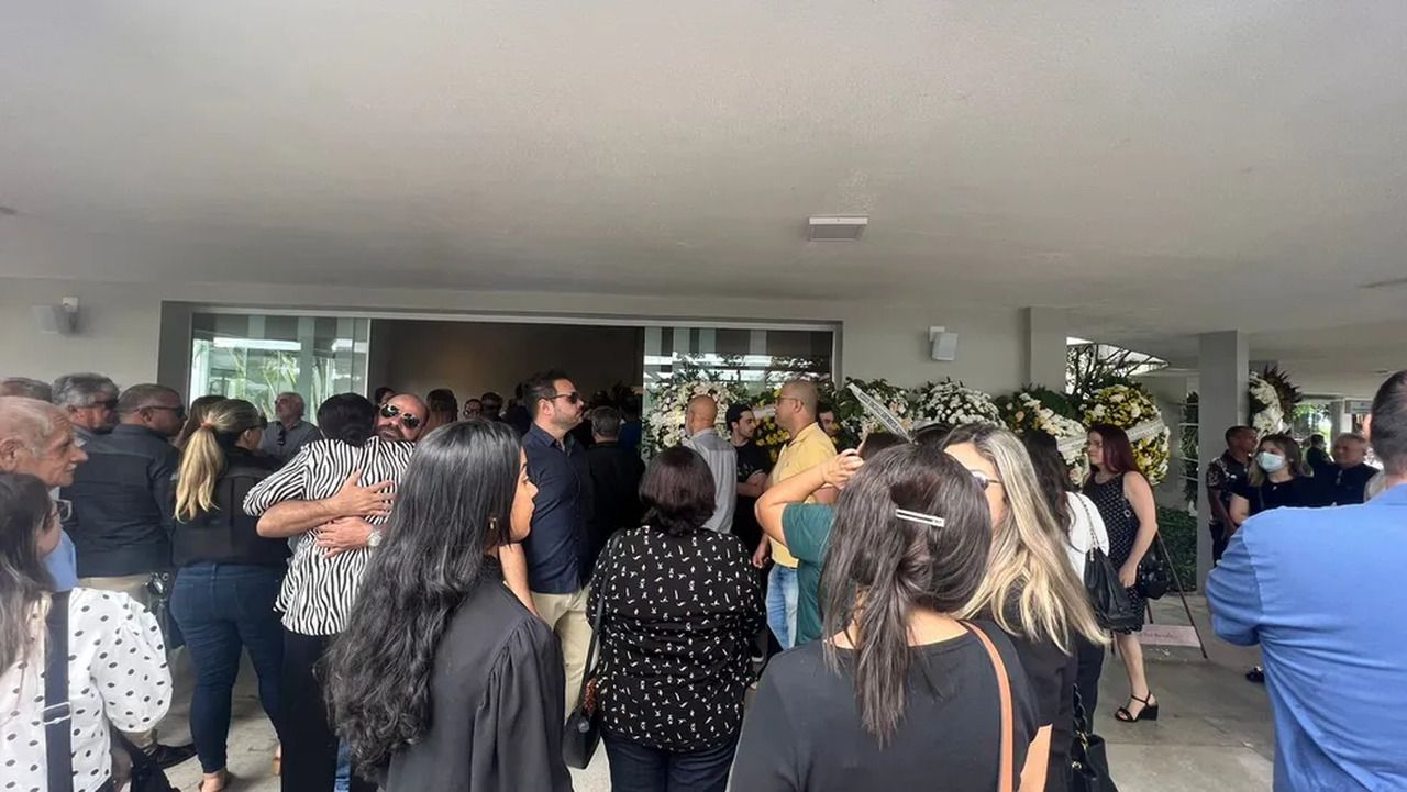 Corpo de Rogério Farias, irmão de PC Farias, é sepultado em Maceió
