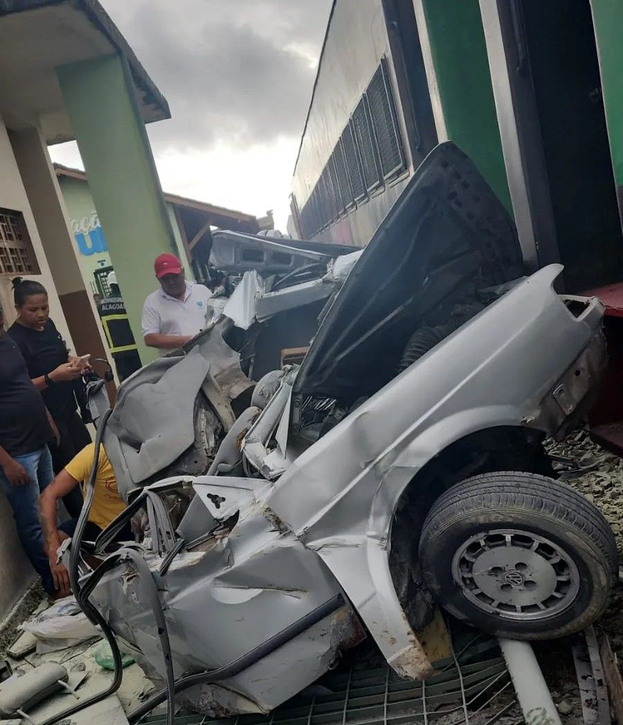 Carro é arrastado e 'esmagado' por trem em Satuba; motorista morre no HGE