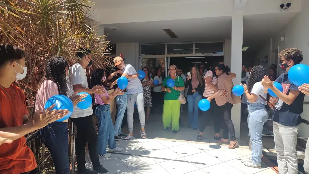 Após lutar contra câncer junto com a mãe, adolescente finaliza tratamento e ganha festa surpresa em hospital em Maceió