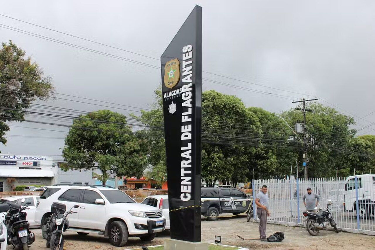 Mãe é presa após trancar filha de 6 anos sozinha em casa em Maceió para ir a festa em outra cidade