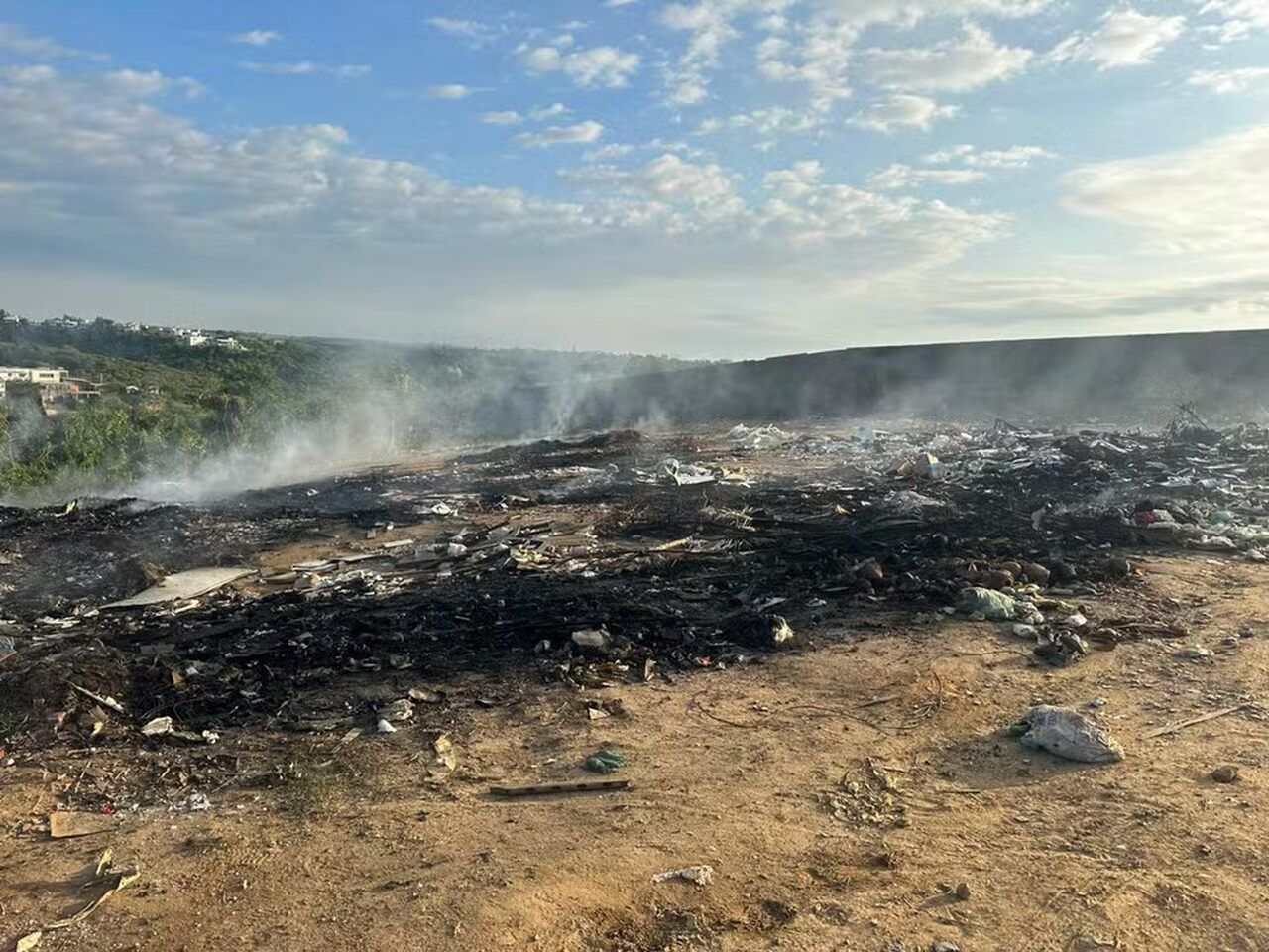 Incêndio em lixão em Jacarecica causa onda de fumaça e atinge bairros de Maceió