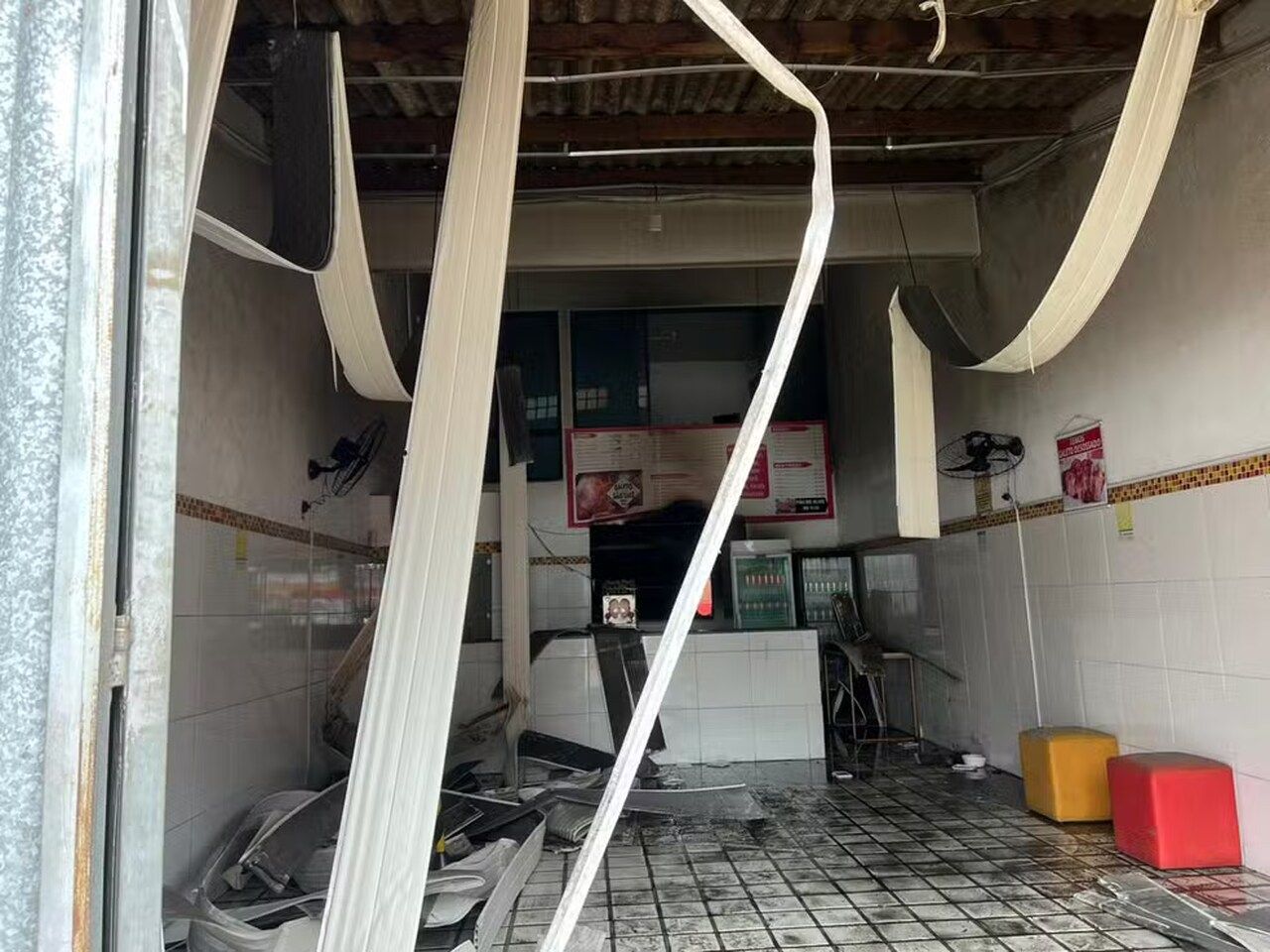 Vazamento de gás causa explosão em galeteria de Maceió; funcionária sofre queimaduras de 2º grau