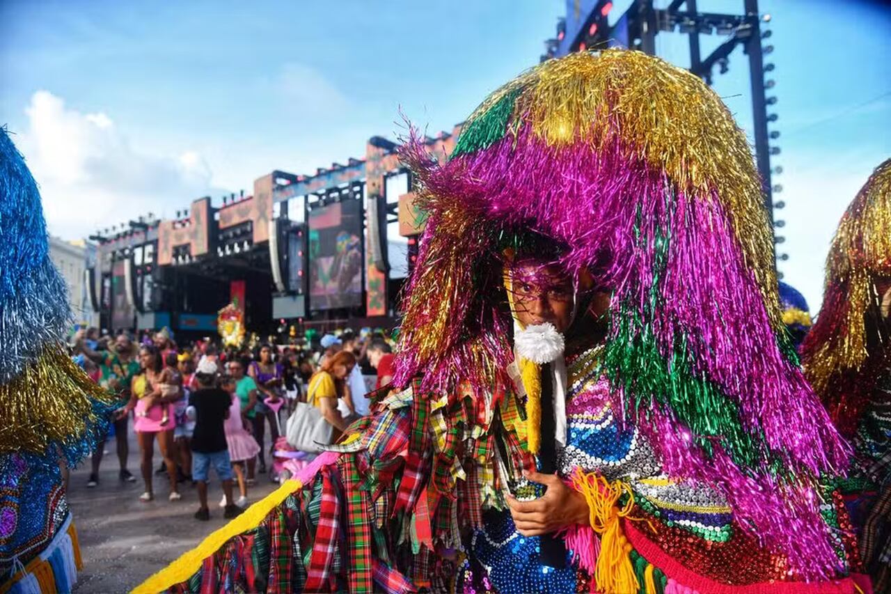 Maracatu e ciranda recebem título de Patrimônio Cultural Imaterial do Recife e lei institui 'Dia Municipal do Maracatu de Baque Solto'