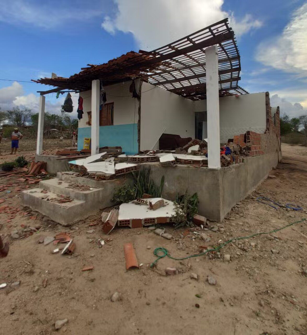 Tornado em Estrela de Alagoas atingiu 17 casas; famílias foram abrigadas por parentes