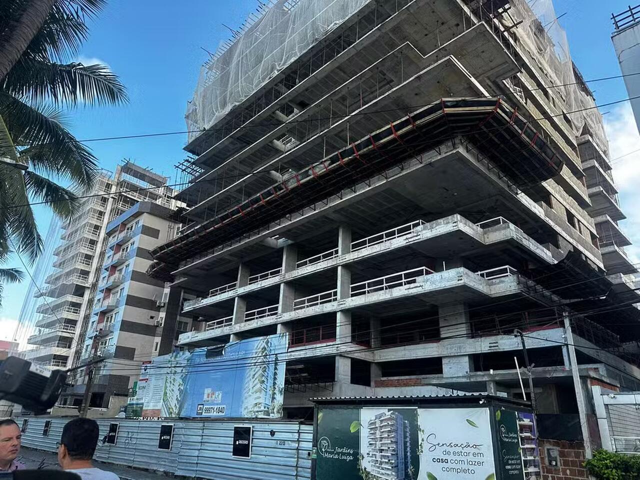 Barra de ferro de prédio em construção cai em cima de mulher que passeava na orla em Maceió