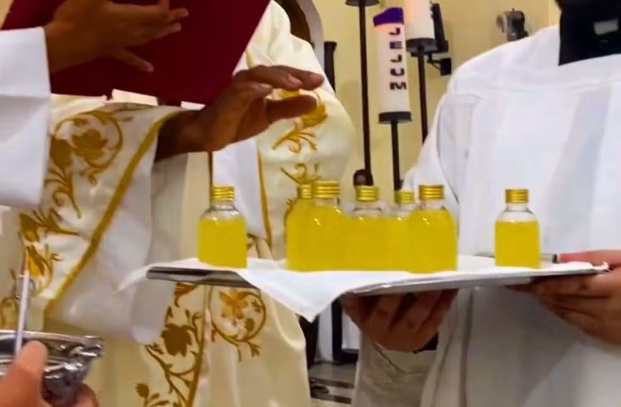 Fiéis têm queimadura na testa após unção com óleo durante missa em igreja em Maceió