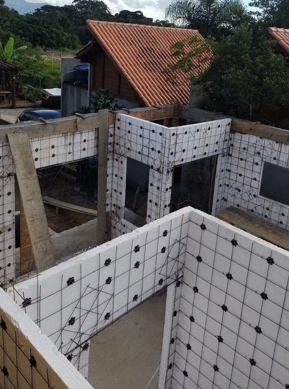 Sonho, acústica e rapidez: casal viraliza ao detalhar construção de casa de isopor em praia de SC