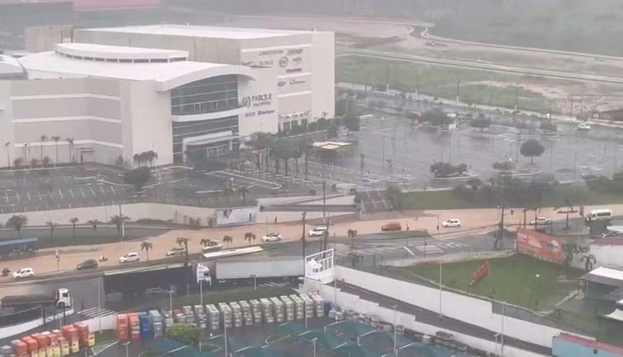Temporal causa novos alagamentos em Maceió; há previsão de chuva até terça-feira