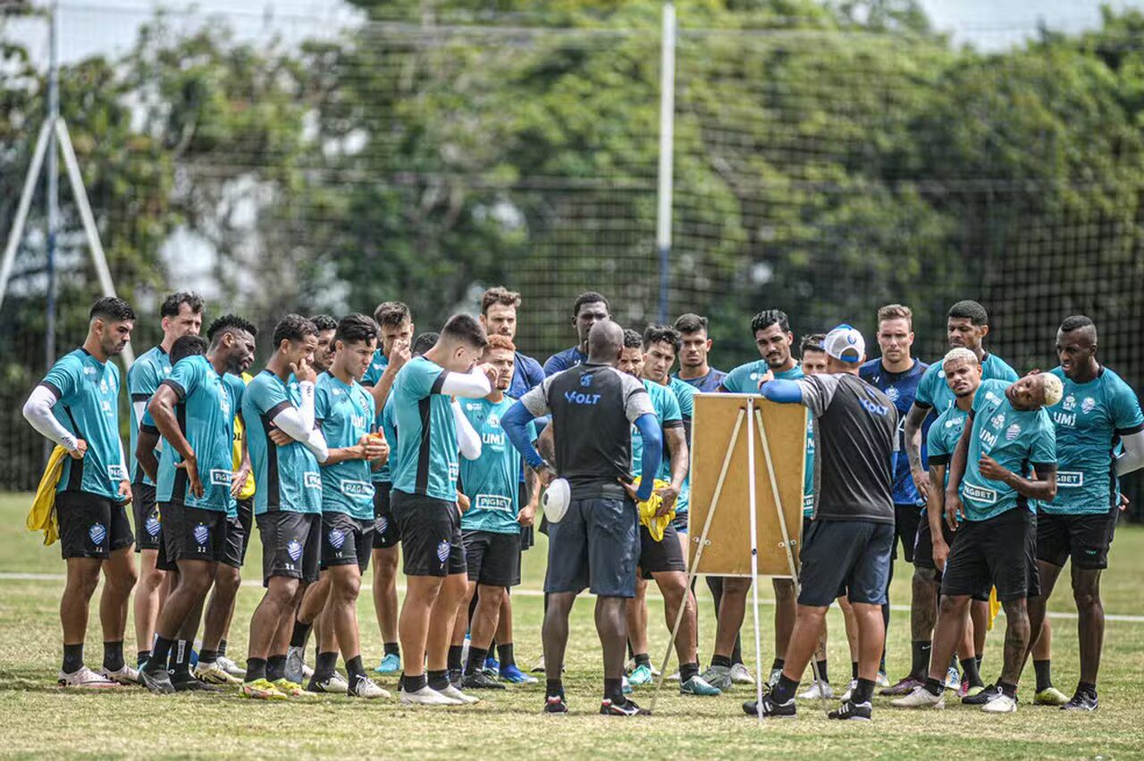 CSA tem 11 jogadores acertados e aguarda pré-contratos para divulgar novos nomes
