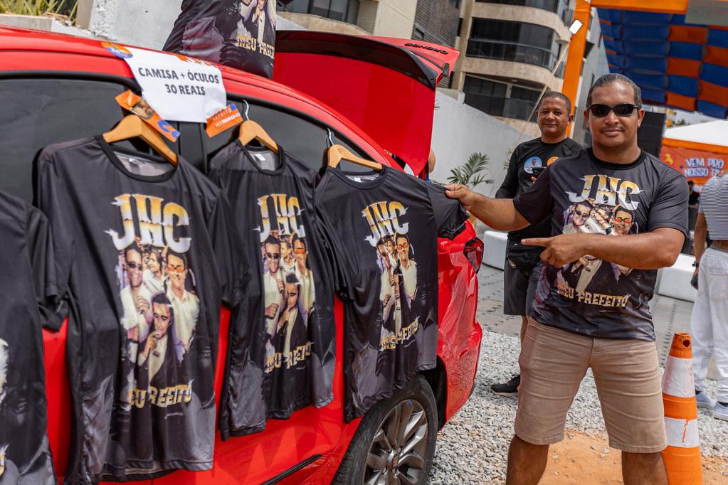 Souvenirs de candidatos invadem lojas e camelôs