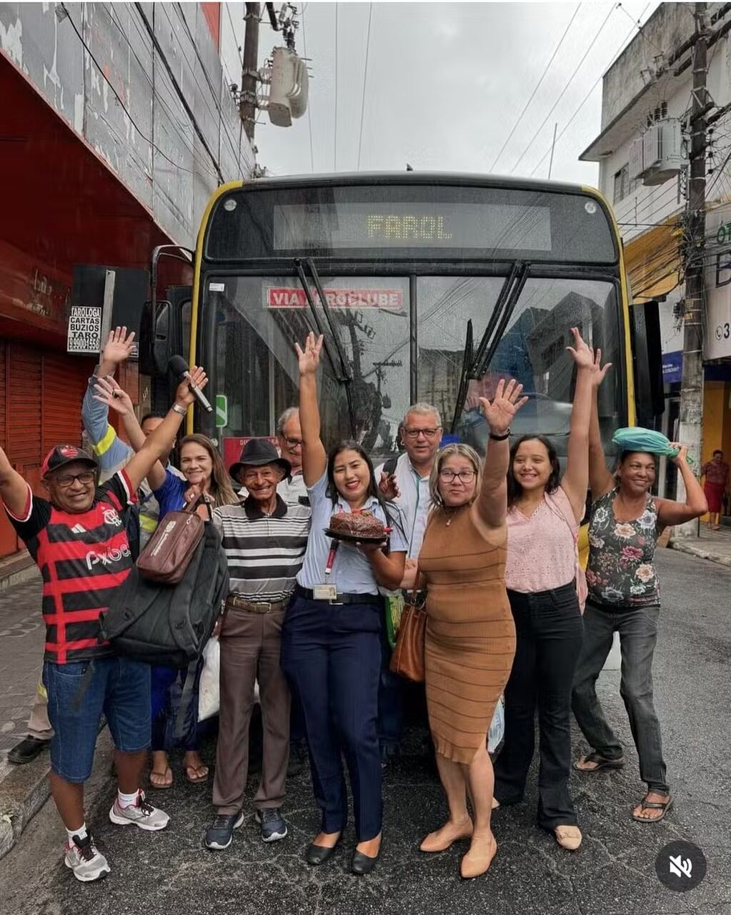Motorista de ônibus ganha festa de aniversário de passageiros durante trajeto em Maceió