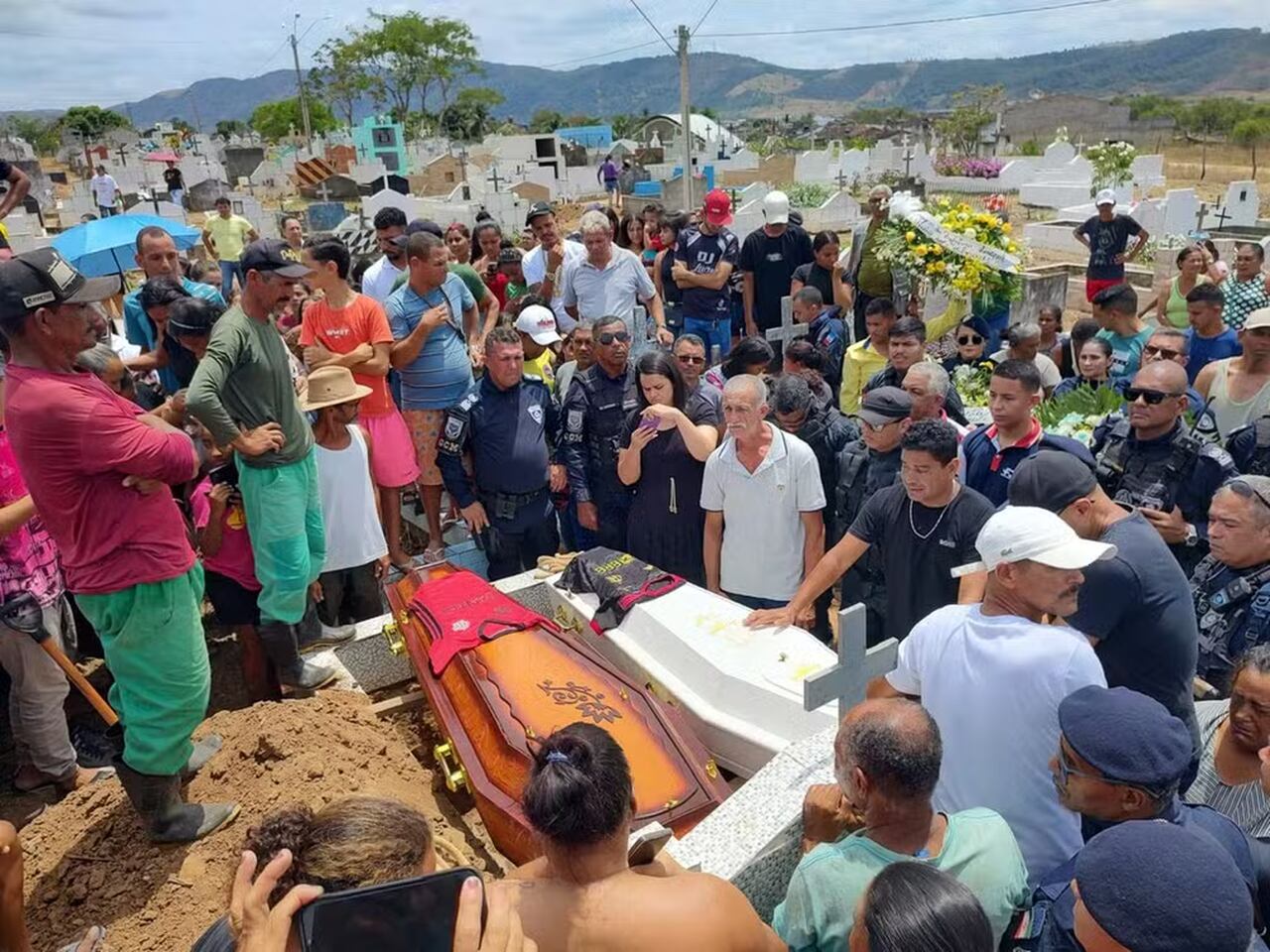 Corpos das 18 vítimas do acidente com ônibus na Serra da Barriga, AL, são enterrados
