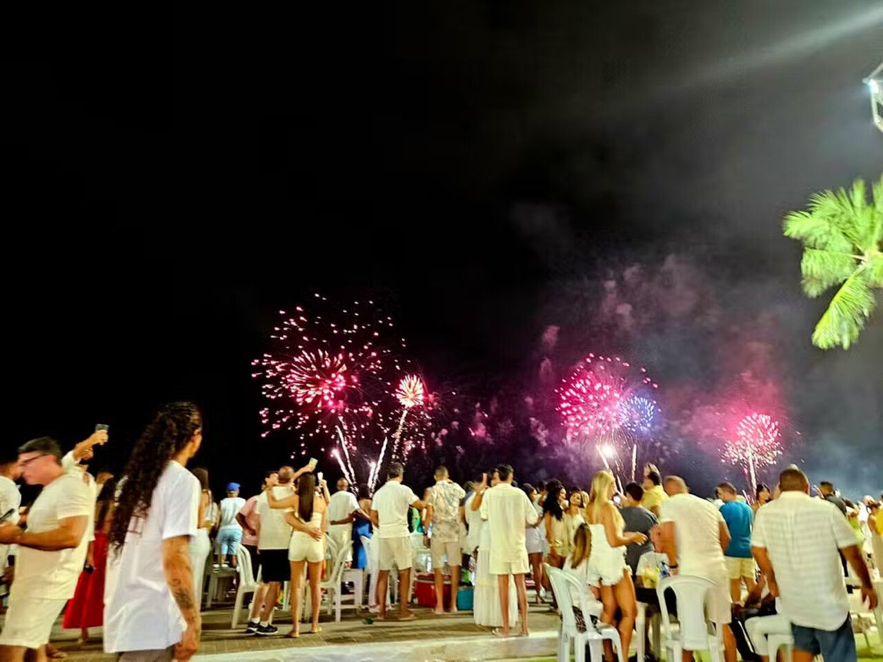 Ano Novo: milhares de pessoas vão à orla de Maceió para chegada de 2025