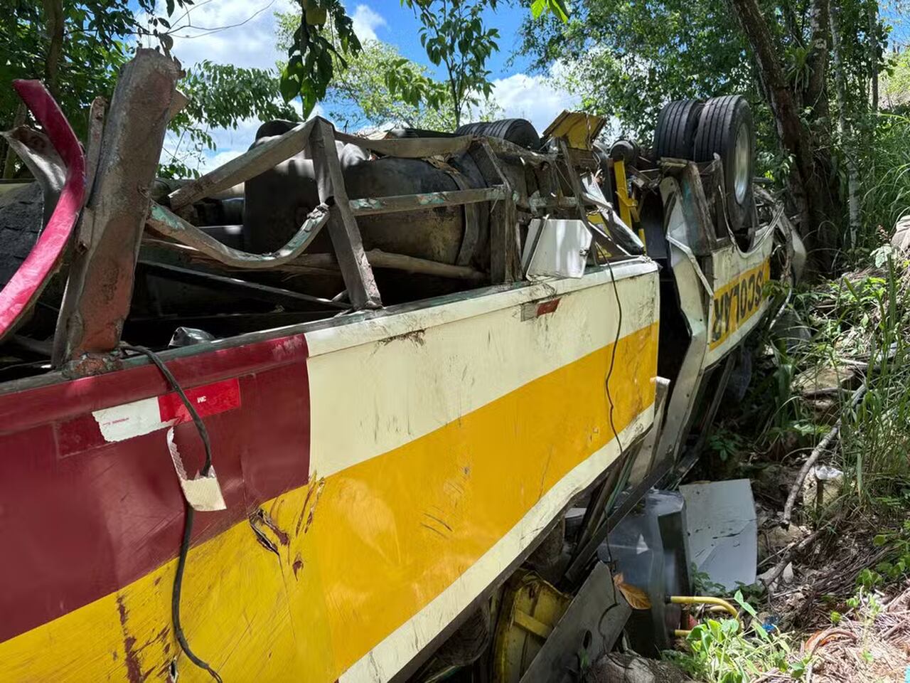 Ônibus que caiu de ribanceira na Serra da Barriga e deixou 20 mortos começa a ser retirado sete meses após acidente