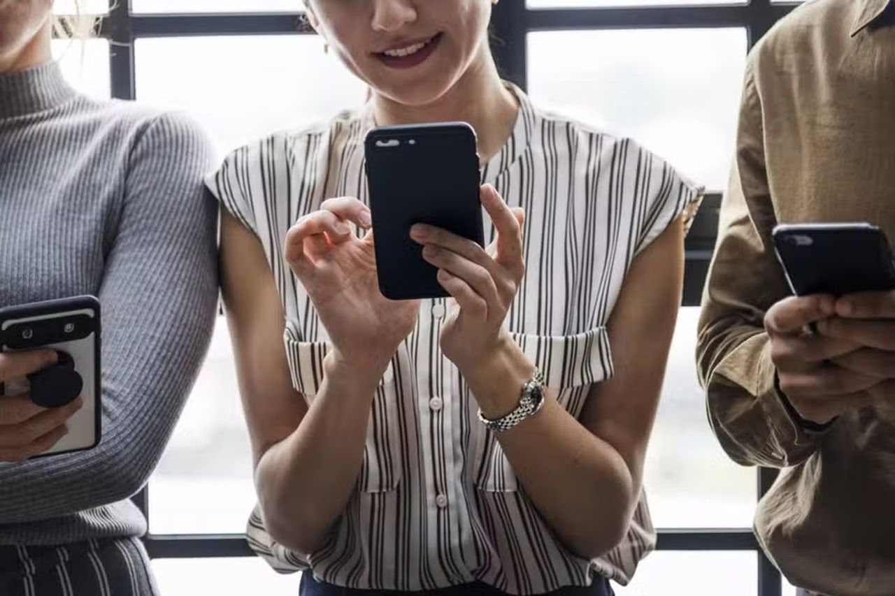 Busca por 'celular de aluguel' cresce 158% no Brasil como alternativa aos roubos