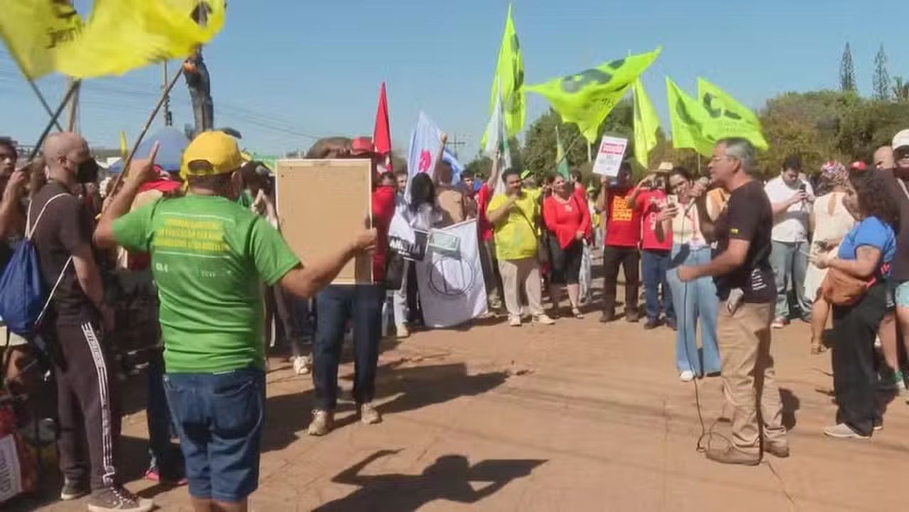 Manifestantes protestam contra tarifaço em frente à embaixada dos EUA em Brasília