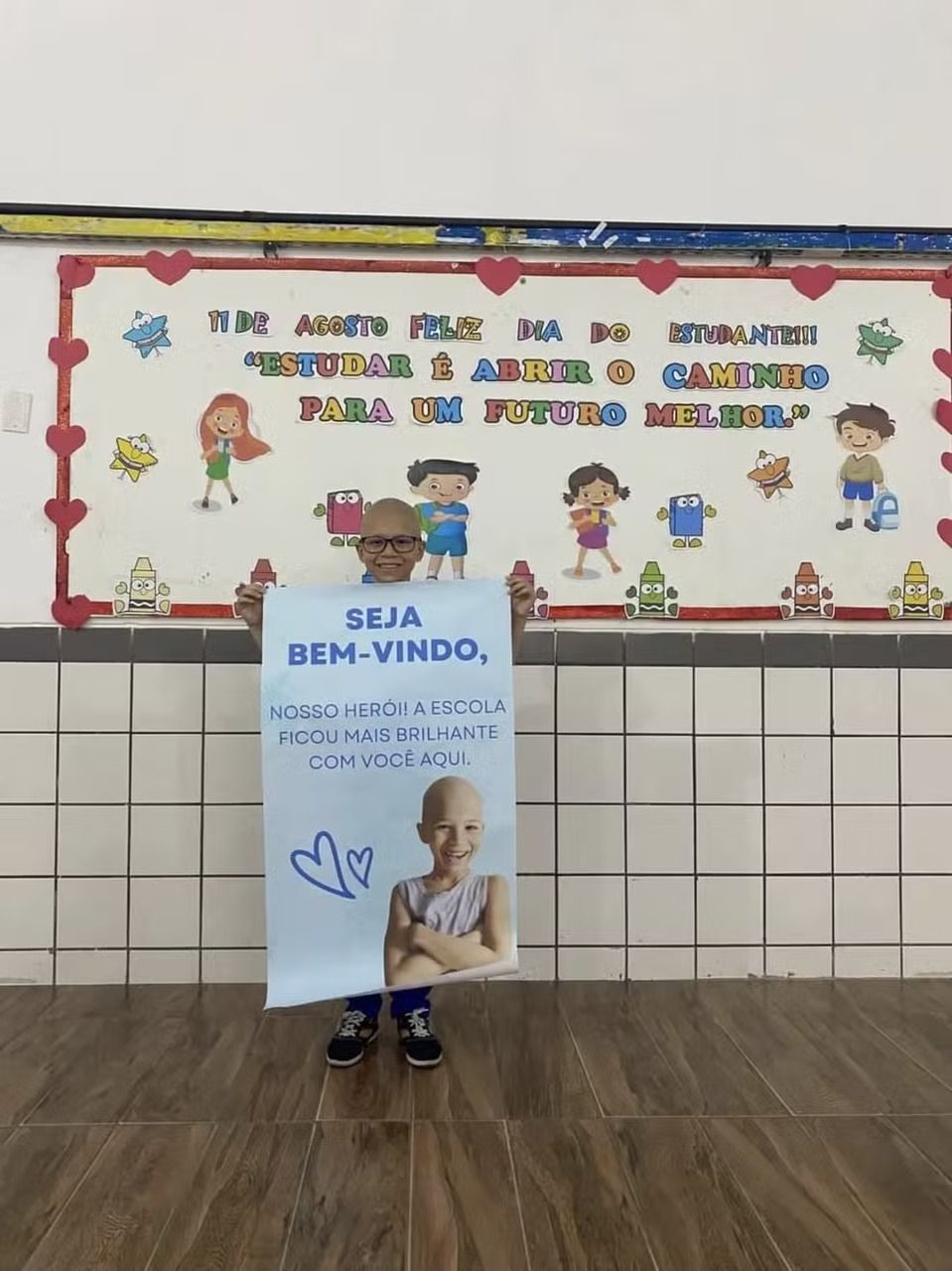 Menino de 8 anos que comemorou fim de quimioterapia retorna às aulas e é recebido com festa em Maceió