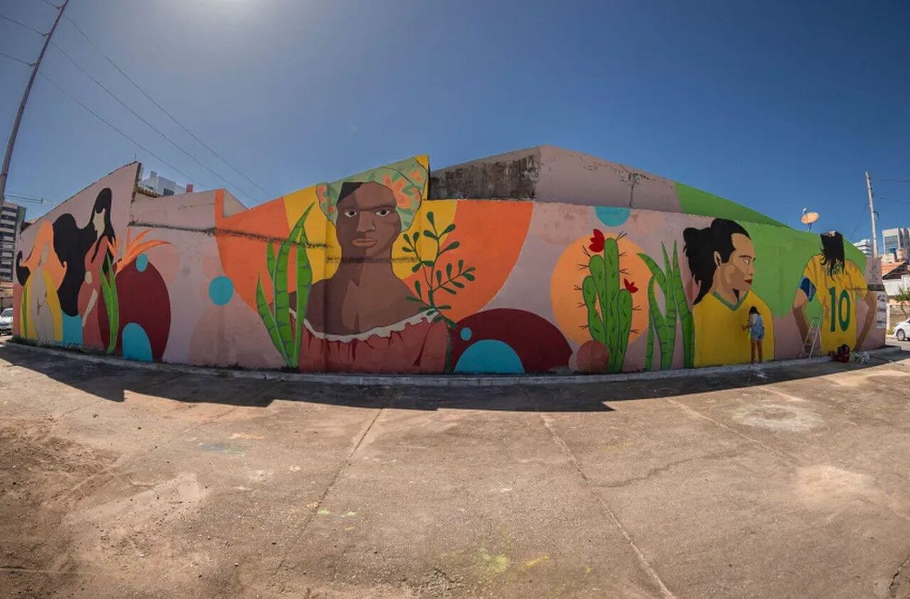 Cores e futebol feminino: Marta ganha vida em mural de parede feito por alagoana em Maceió