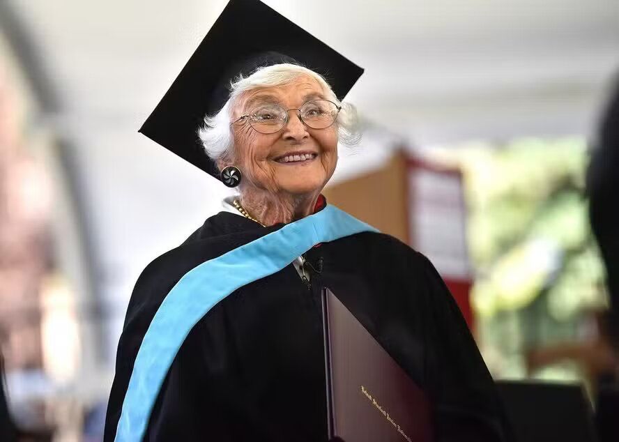 Idosa, de 105 anos, recebe seu diploma de mestrado mais de 80 anos após iniciar curso em Stanford